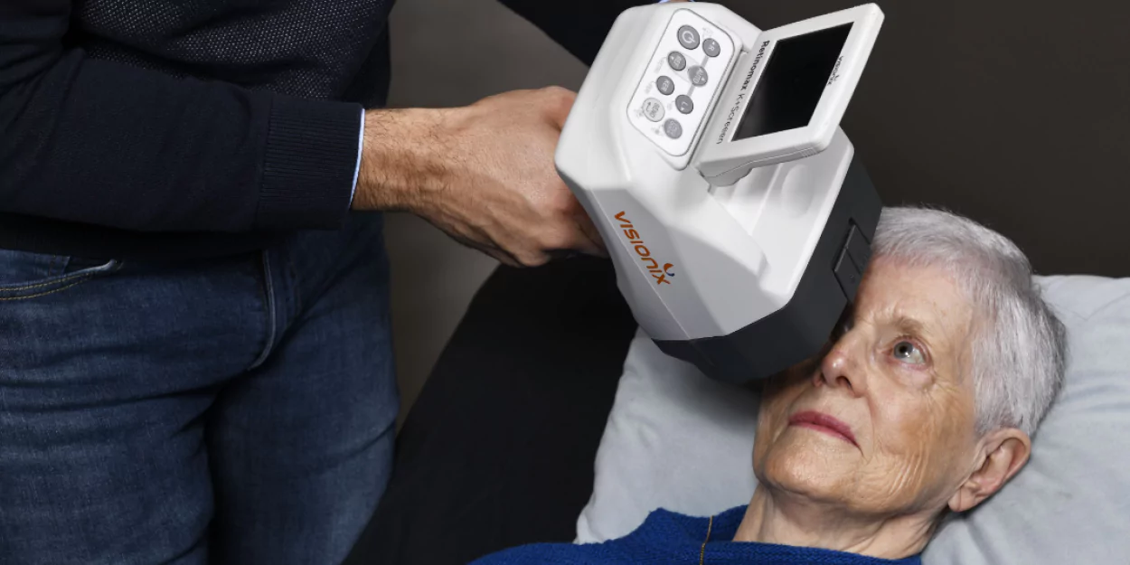 Retinomax K+Screeen handheld measurement positioning